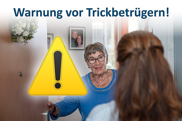 Warnschild in einer Situation, in der eine ältere Person die Tür öffnet mit Text „Warnung vor Trickbetrügern“