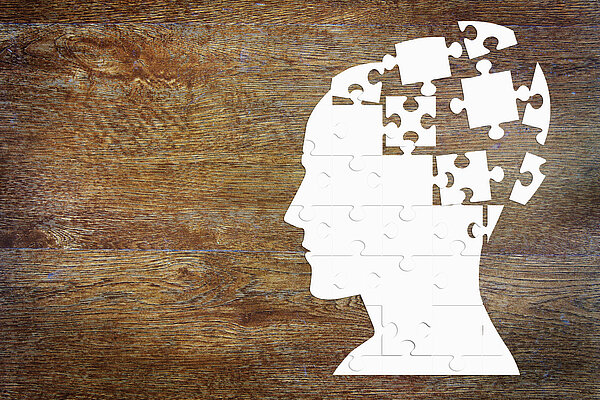 Schmuckbild, Kopf eines Menschen, der aus Puzzleteilen dargestellt ist. Einzelne Puzzleteile lösen sich vom Kopf.